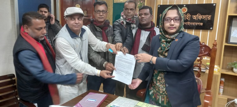 গোমস্তাপুরে অতিরিক্ত সেচচার্জ আদায়ের অভিযোগে কৃষকদের স্মারকলিপি
